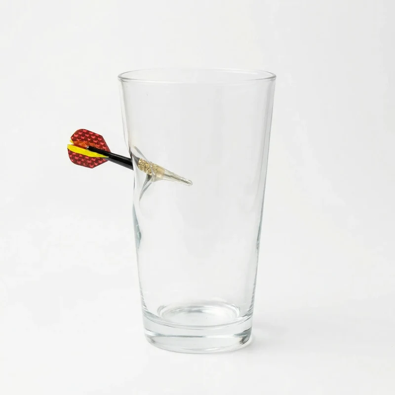 Dart Bierglas mit eingearbeitetem Dartpfeil – handgemachtes Geschenk für Dartfans