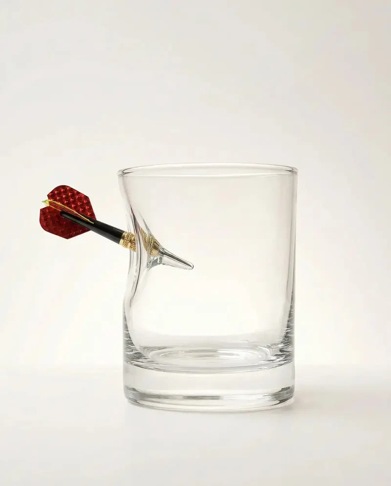 Darts Glas mit Pfeil – Handgemachtes Geschenk für Dart-Fans & Spieler