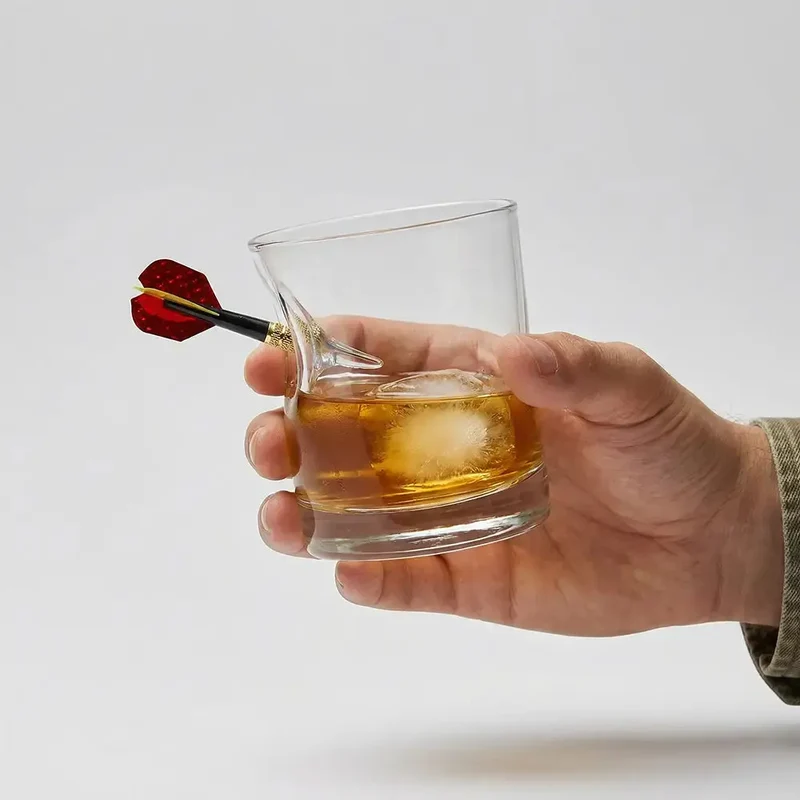 Darts Glas mit Pfeil – Handgemachtes Geschenk für Dart-Fans & Spieler