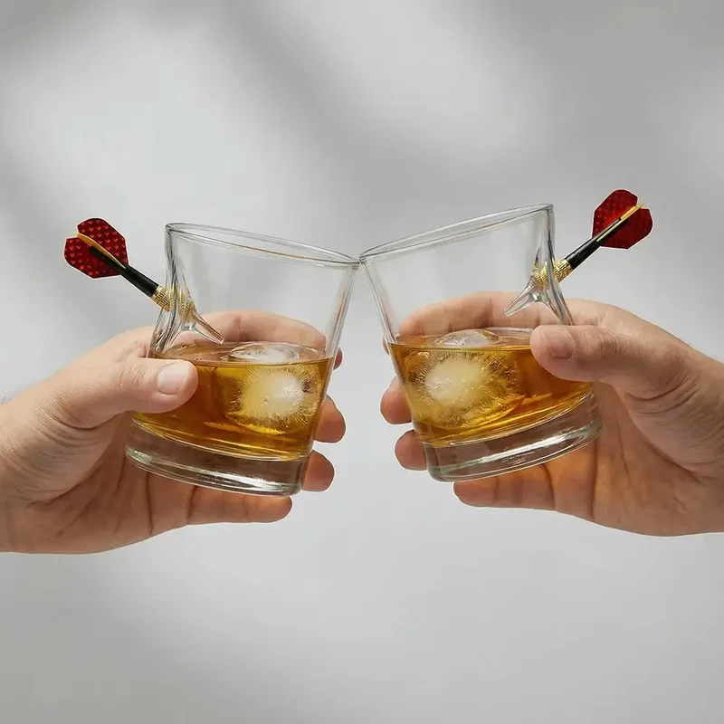 Darts Glas mit Pfeil – Handgemachtes Geschenk für Dart-Fans & Spieler