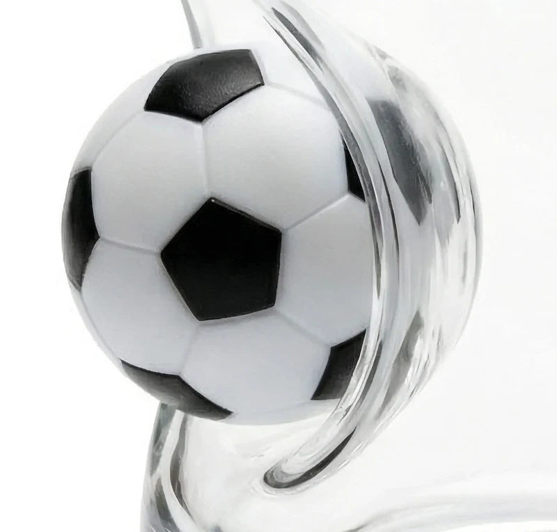 Fußball Whiskyglas mit eingearbeitetem Ball – handgemachtes Geschenk