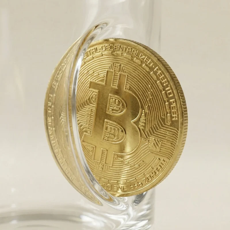 Bitcoin Glas mit goldener Münze – Handgemachtes Krypto-Geschenk