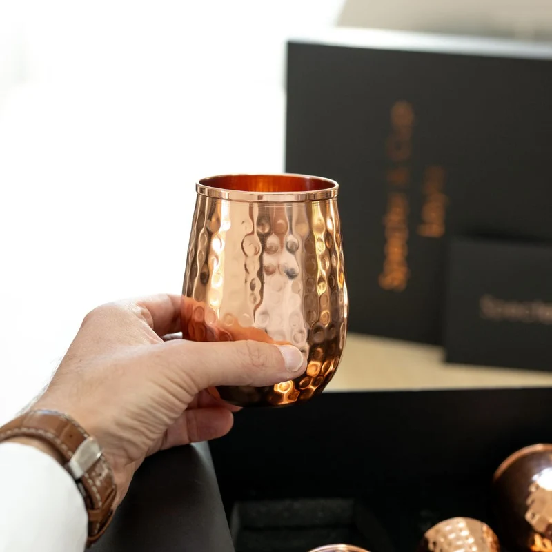 Kupferbecher-Set Layla – 4x Cocktailbecher (gehämmert, 470 ml) + 6-teiliges Zubehör-Set
