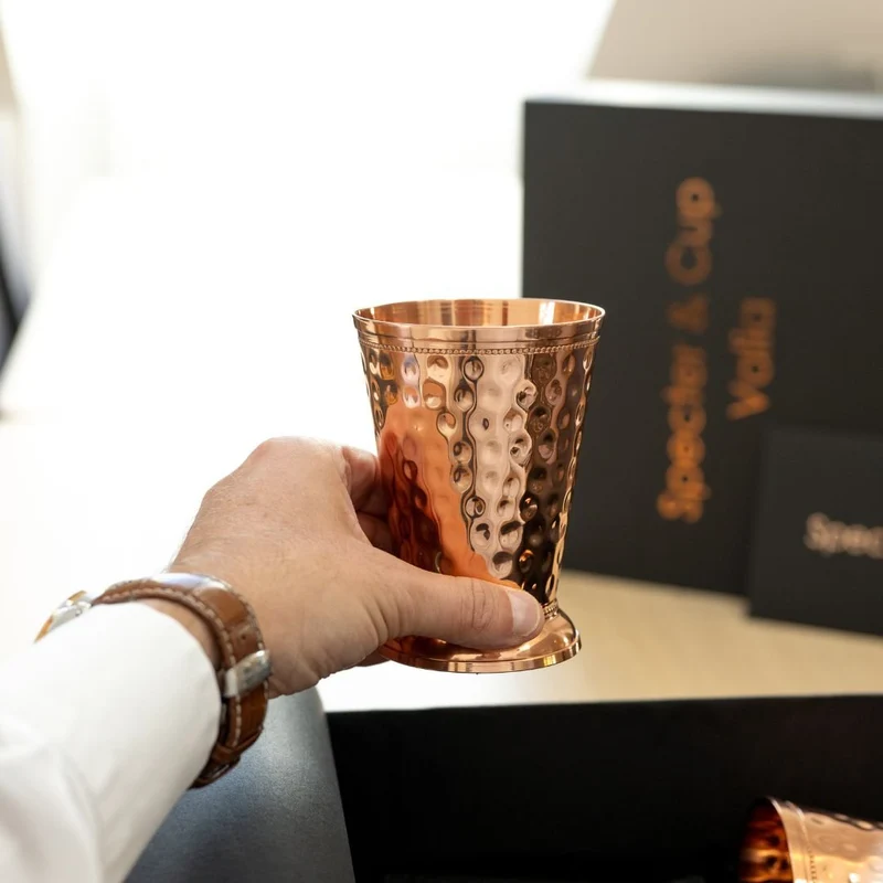 Kupferbecher-Set Valia – 4x Cocktailbecher (gehämmert, römisch-geprägter Stil, 300 ml) + 6-teiliges Zubehör-Set