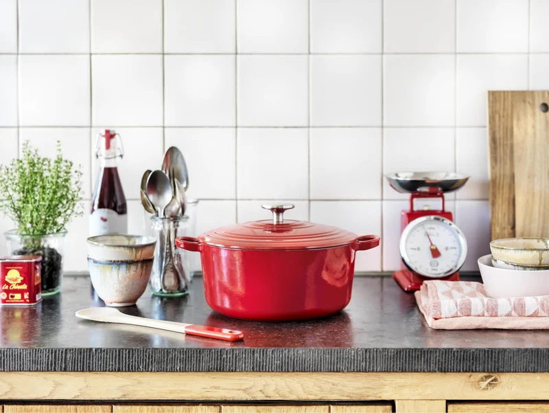 BK Bräter Bourgogne Chili Red Gusseisen ø 28 cm / 6,7 Liter - emaillierte Antihaftbeschichtung