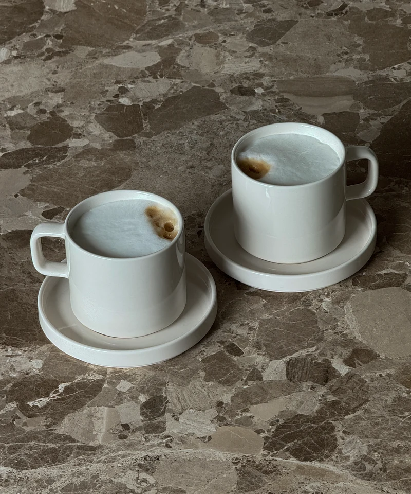 Tasse mit Untertasse in Cremeweiß glänzend | Nia