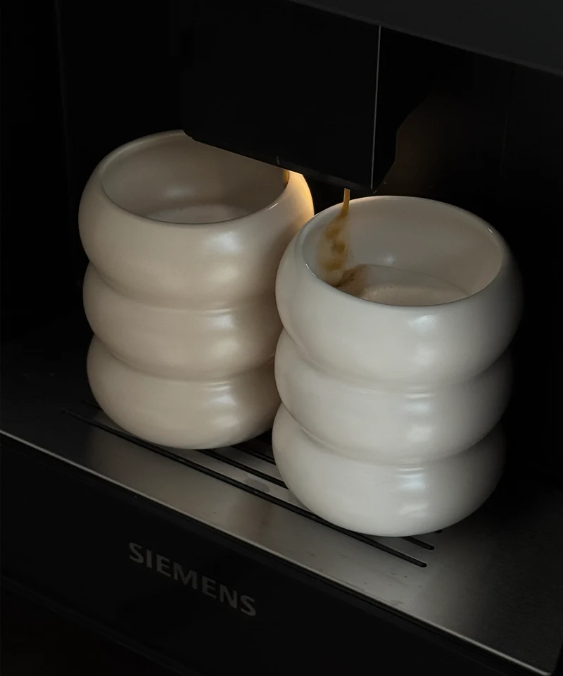 Wellenförmiger Keramik Becher Beige | Mya