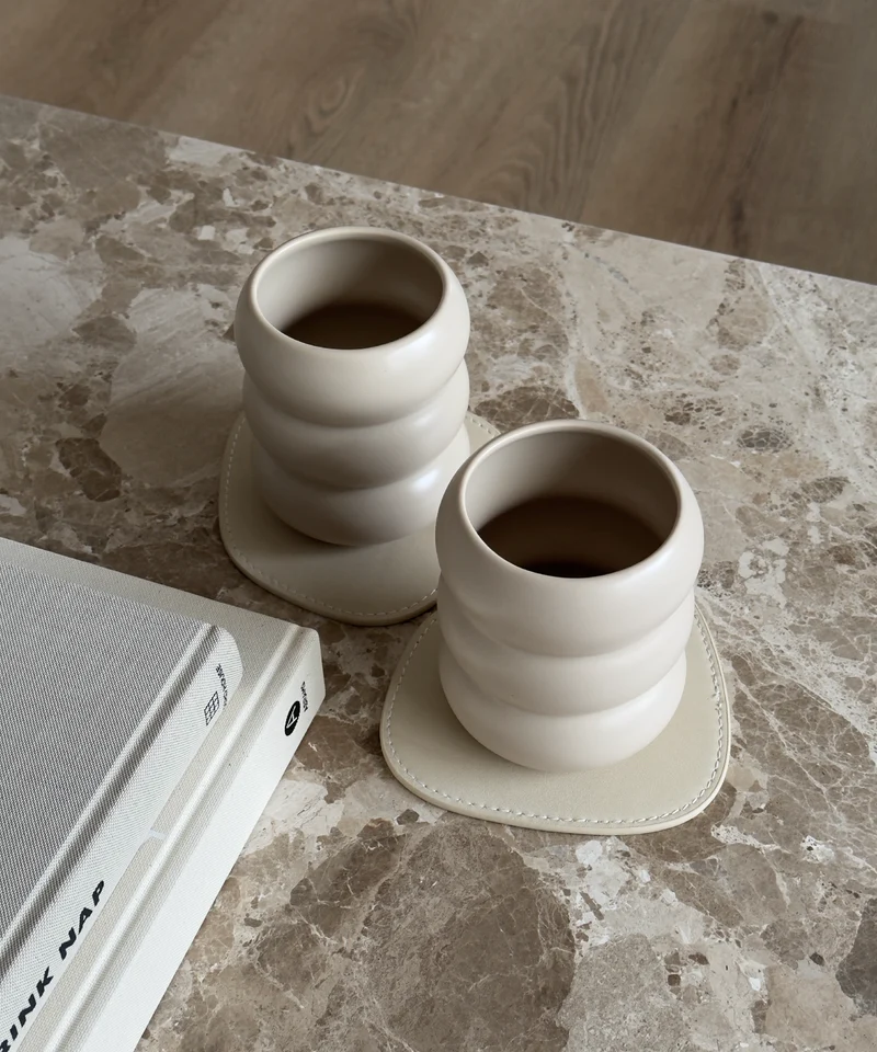 Wellenförmiger Keramik Becher Beige | Mya