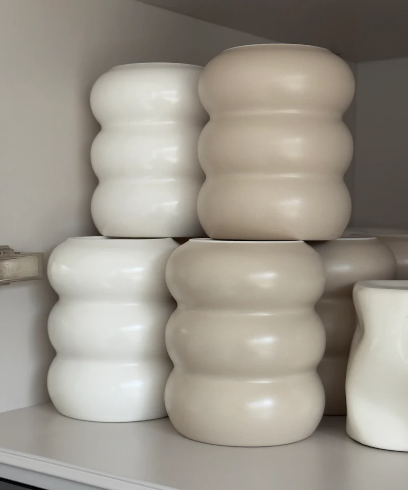 Wellenförmiger Keramik Becher Beige | Mya