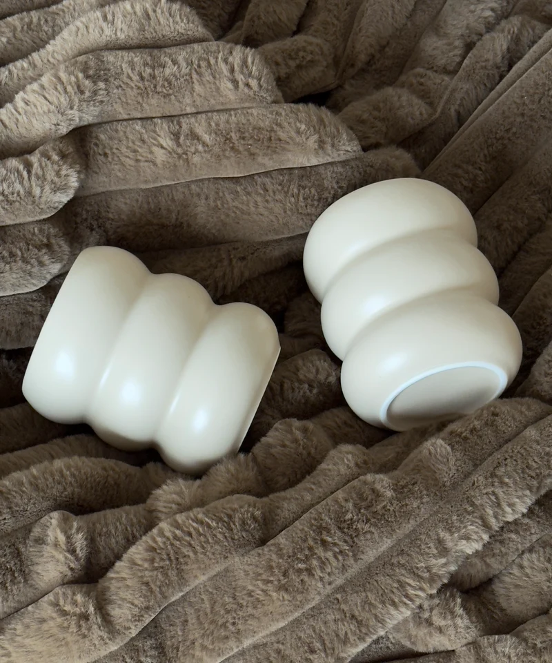 Wellenförmiger Keramik Becher Beige | Mya