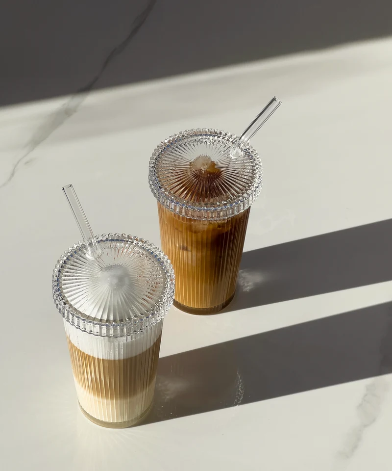 Geriffeltes Glas mit Glasdeckel & Glasstrohhalm | Paris