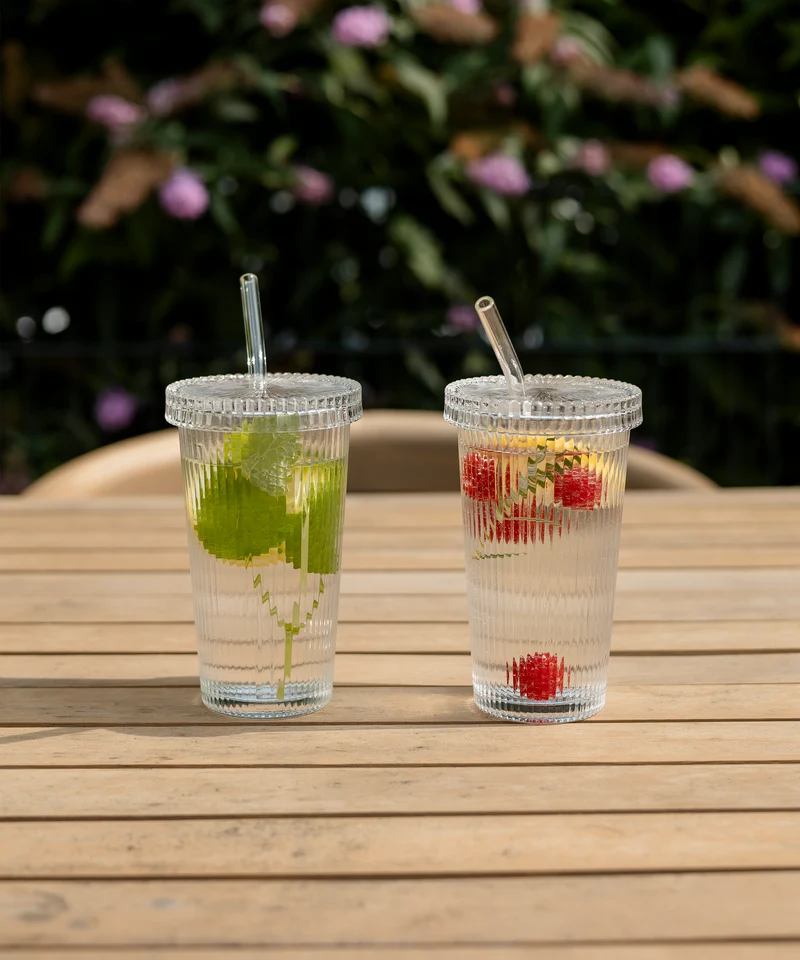 Geriffeltes Glas mit Glasdeckel & Glasstrohhalm | Paris