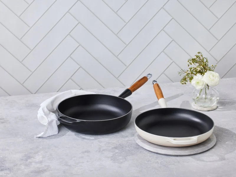 Le Creuset Brat- und Servierpfanne Signature mit Holzgriff meringue 26cm