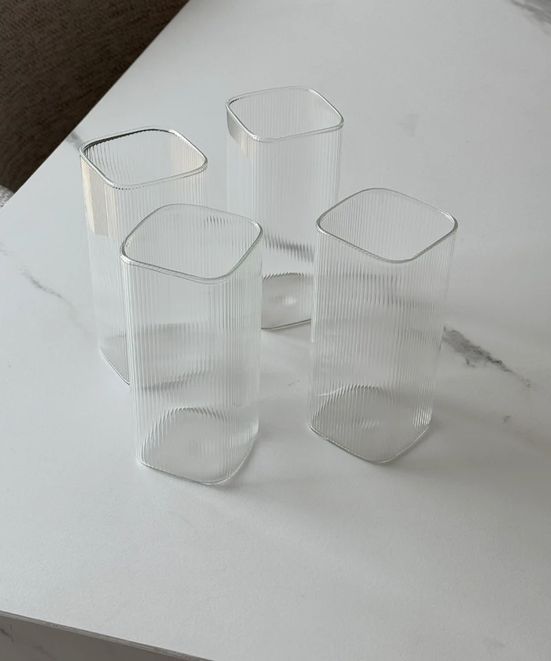 Geriffeltes Glas im eckigen Design | Kuba