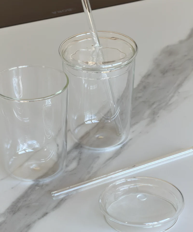 Trinkglas mit Deckel und Strohhalm im To-Go Design | Liv