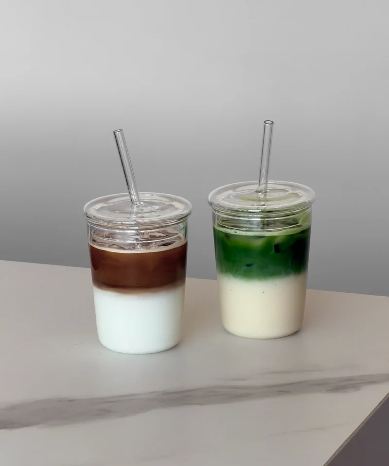 Trinkglas mit Deckel und Strohhalm im To-Go Design | Liv