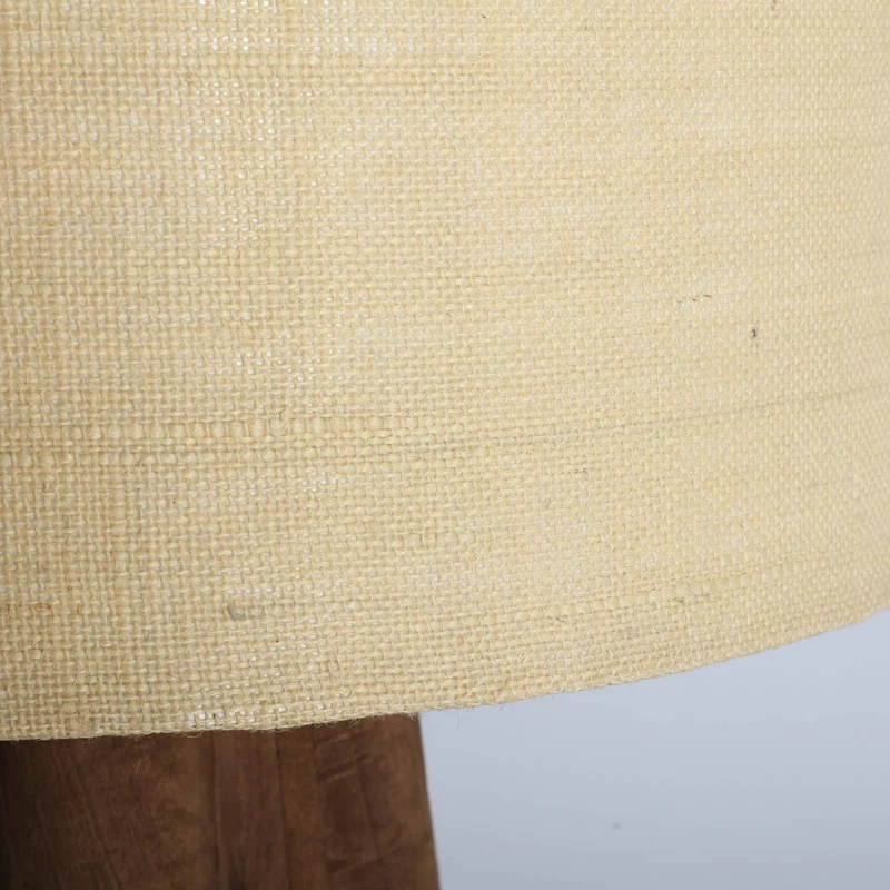 Lampe aus Mangoholz braun kombiniert mit cremefarbenem Jute Schirm