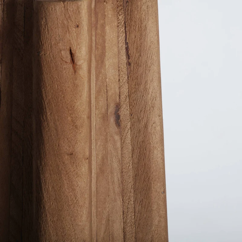 Lampe aus Mangoholz in braun mit Juteschirm in Creme