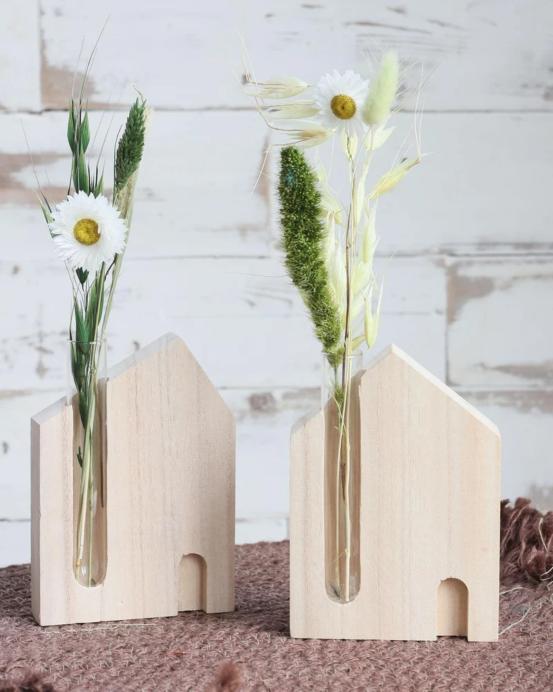 Houten huis met buis l.10 w.3 h.14 cm