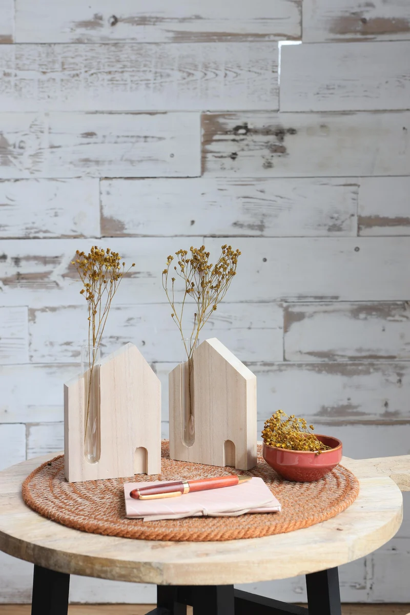 Houten huis met buis l.10 w.3 h.14 cm