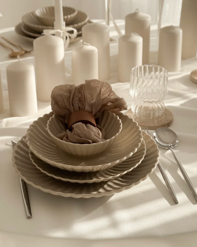 Lotus Beige Flower Teller-Set