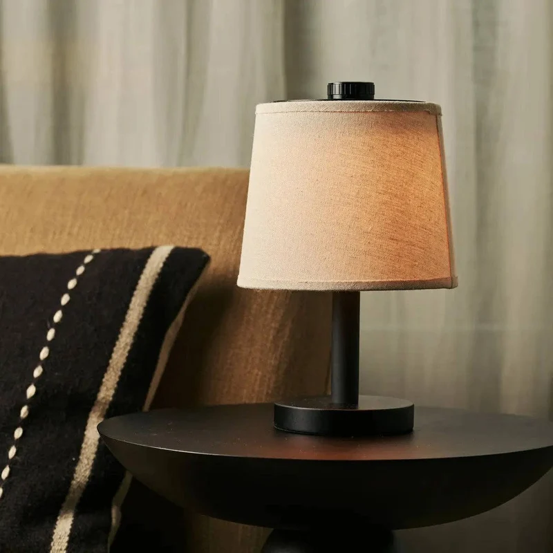 Schwarze Wiederaufladbare Holzlampe Rover | Kabellos, Dimmbare & Leinenmischung