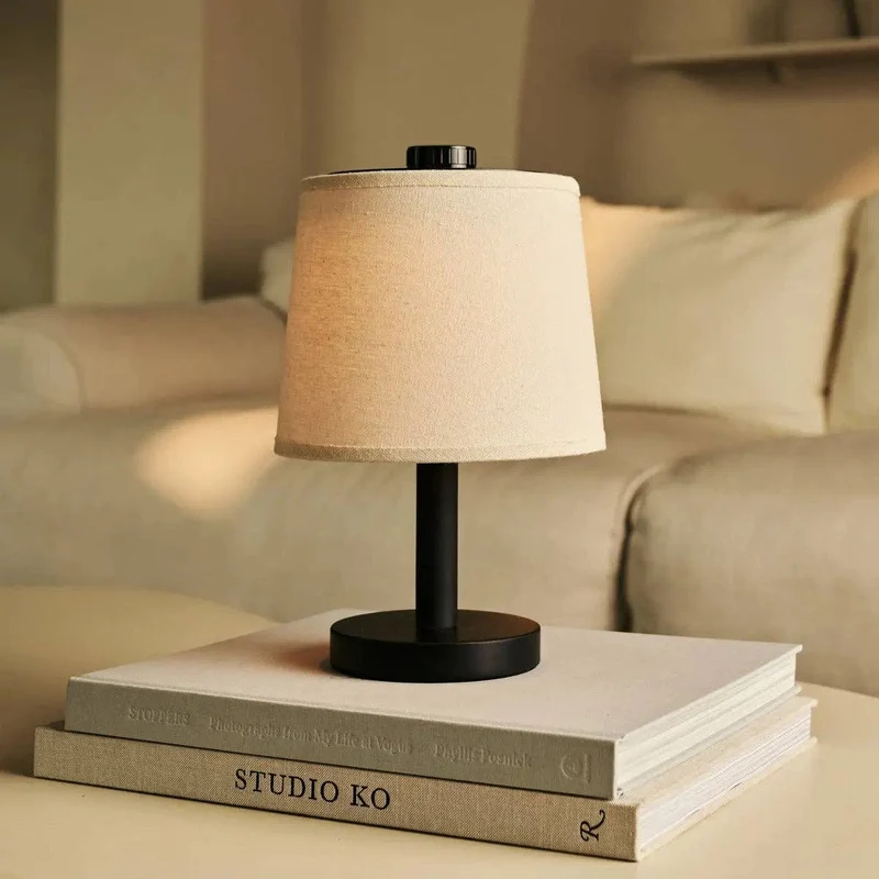 Schwarze Wiederaufladbare Holzlampe Rover | Kabellos, Dimmbare & Leinenmischung
