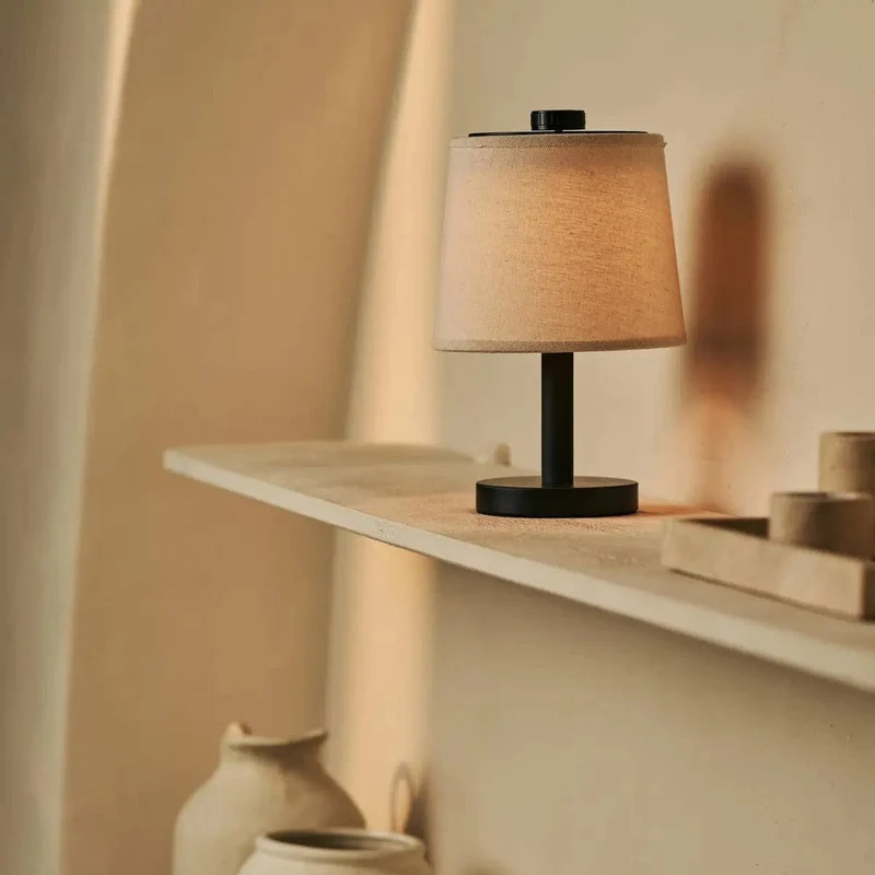 Schwarze Wiederaufladbare Holzlampe Rover | Kabellos, Dimmbare & Leinenmischung