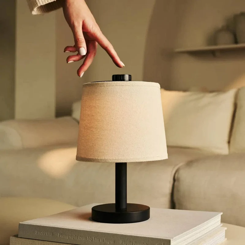 Schwarze Wiederaufladbare Holzlampe Rover | Kabellos, Dimmbare & Leinenmischung
