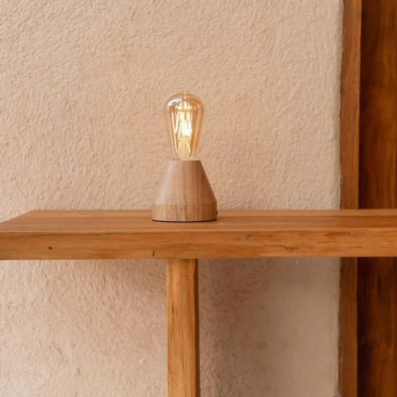Hellbraune wiederaufladbare Tischlampe Zavi | LED, Kabellos & 80 Stunden Akkulaufzeit