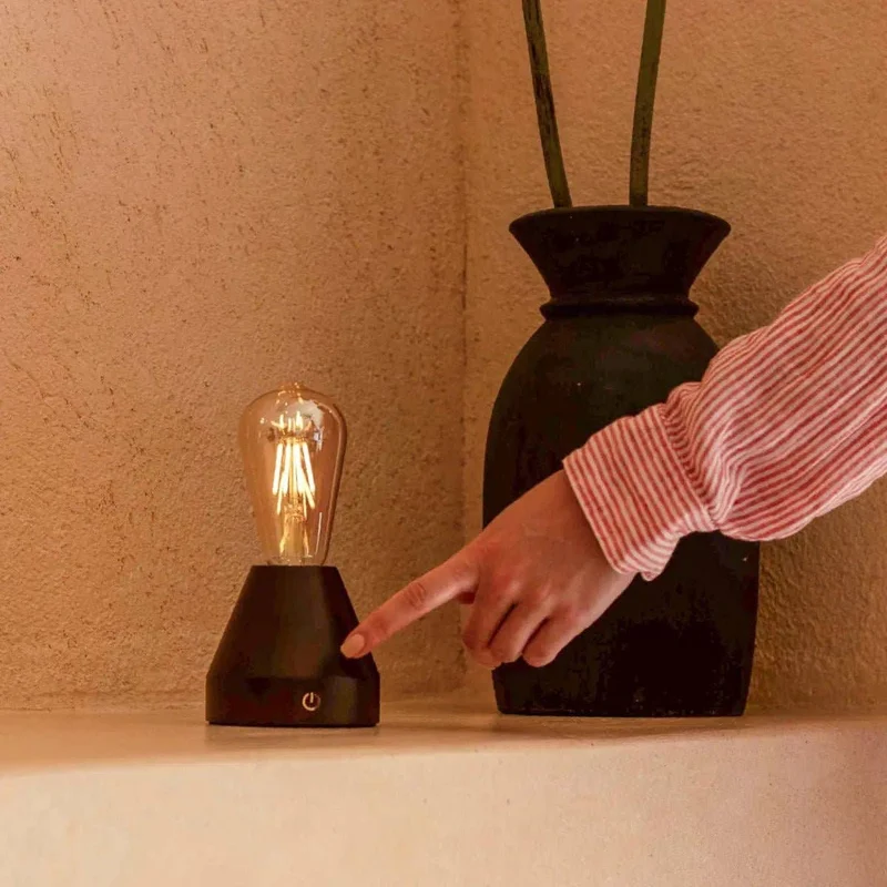 Dunkelbraune wiederaufladbare Tischlampe Zavi | LED, kabellos & 80 Stunden Akkulaufzeit