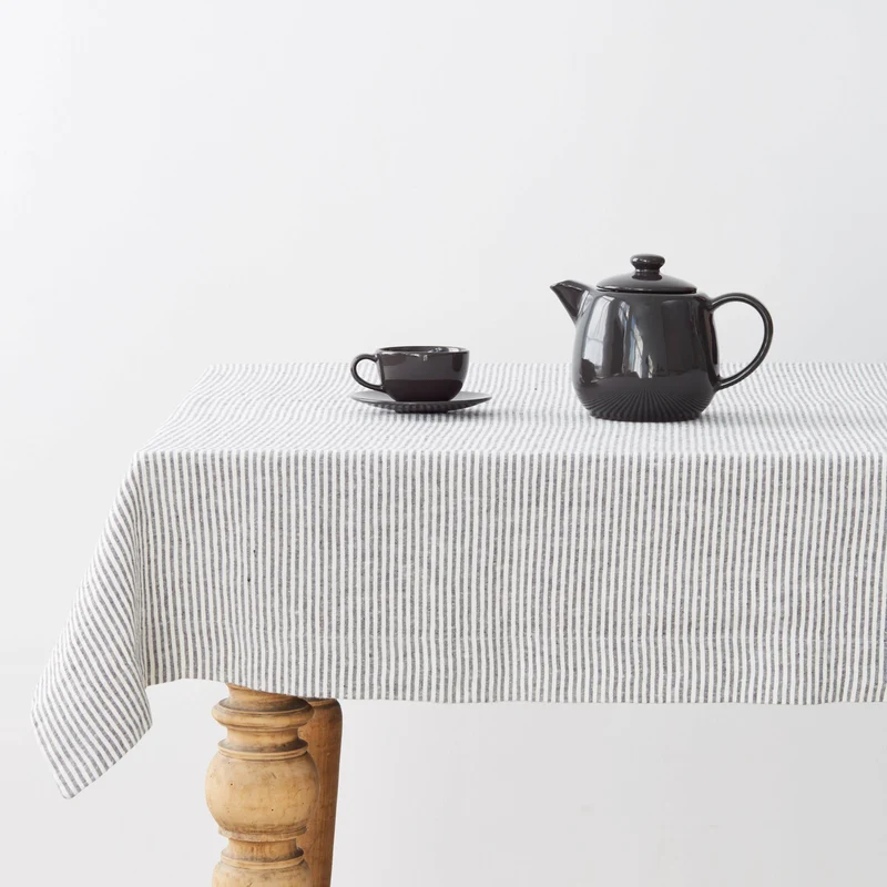 Dünne Leinentischdecke mit schwarzen Streifen
