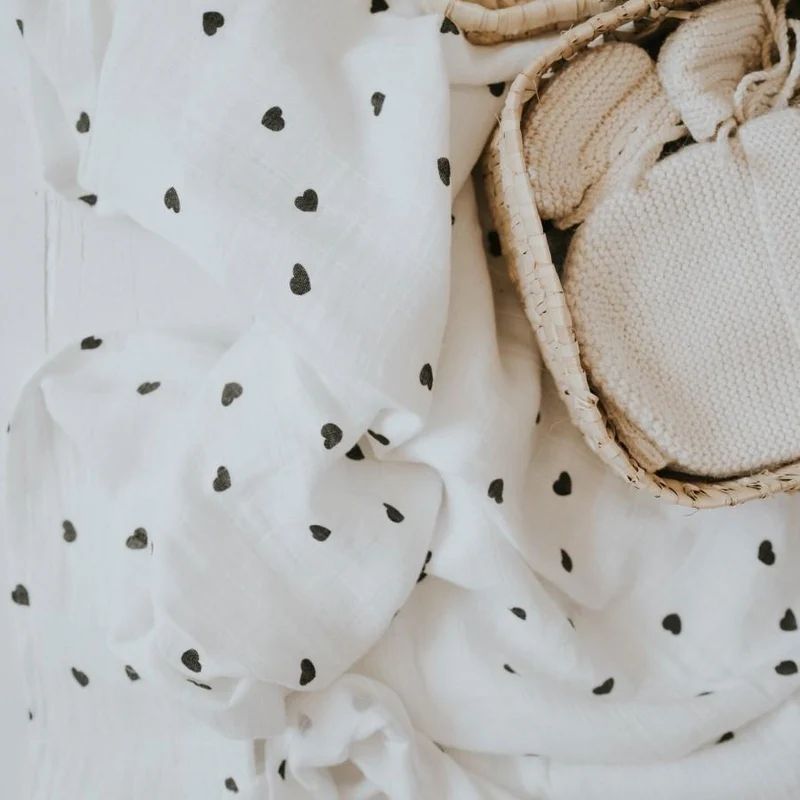 Großes Mulltuch "Bianca Swaddle Black Heart Snow White"
