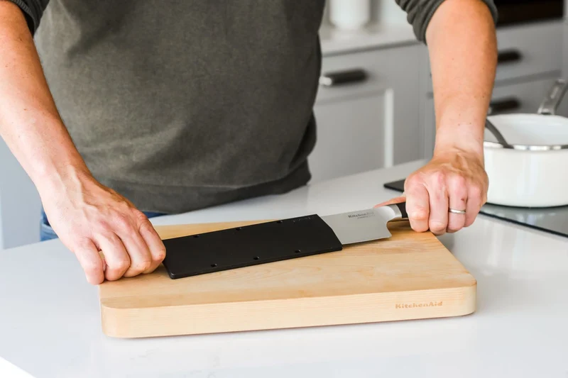 KitchenAid Kochmesser Gourmet Edelstahl 20 cm Schwarz/Silber - mit Messerschutz