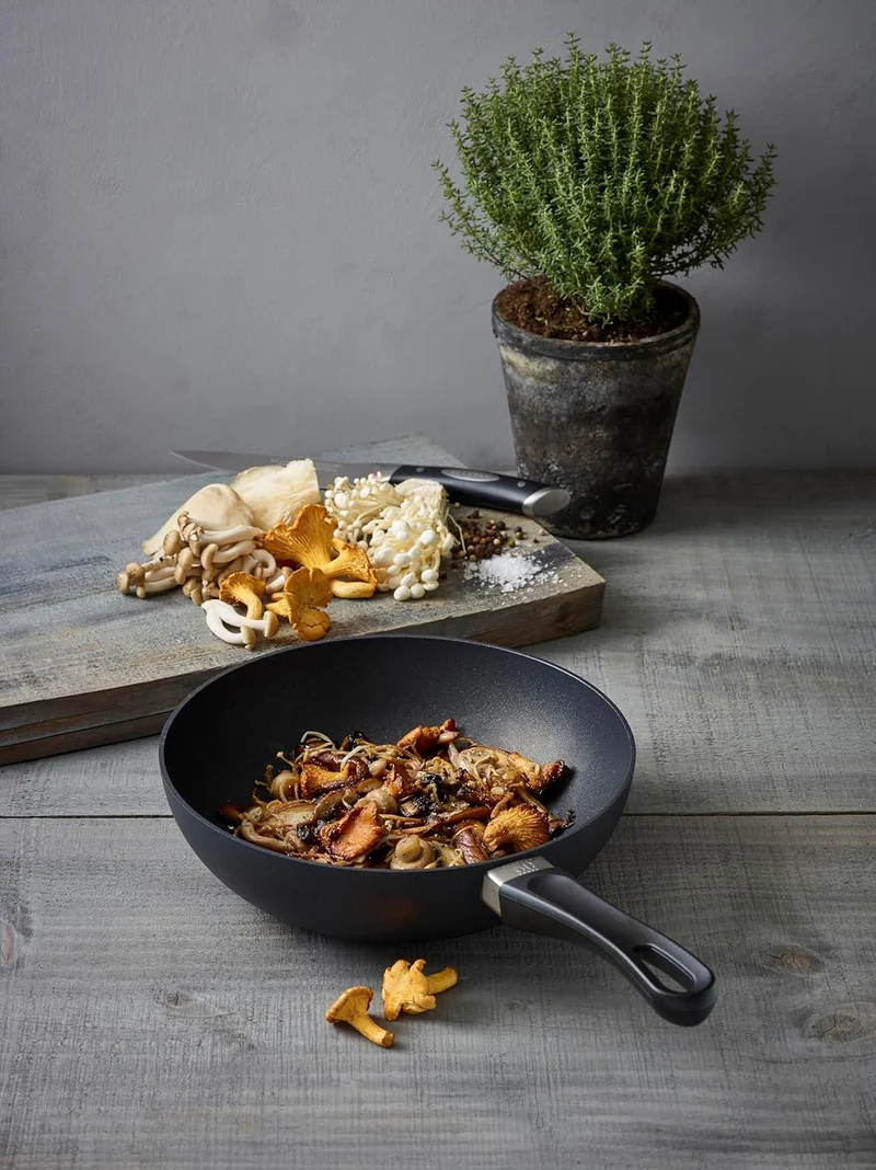 SCANPAN Wokpfanne Classic Induction ø 24 cm - geeignet für alle Wärmequellen - Standard Antihaftbeschichtung