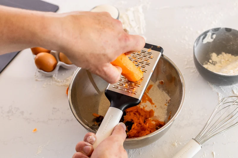 KitchenAid Reibe Classic Porzellanweiß Kunststoff/Edelstahl 30cm - Käsereibe