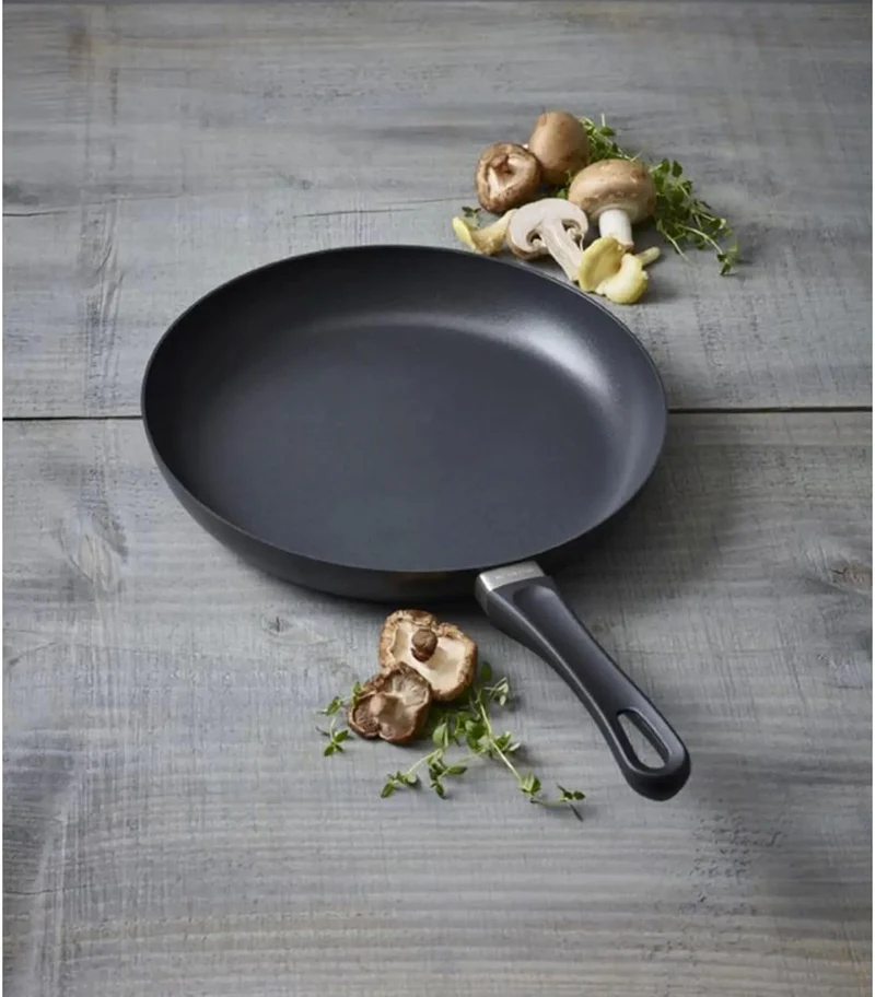 SCANPAN Bratpfanne Classic Induction ø 28 cm - geeignet für alle Wärmequellen - Standard-Antihaftbeschichtung