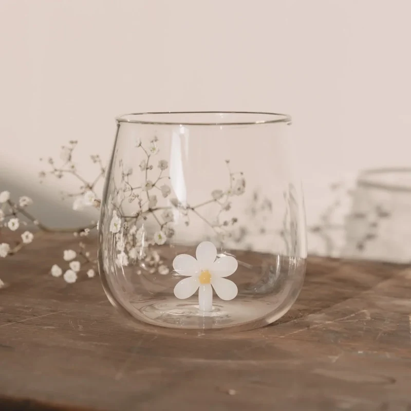 Trinkglas mit 3D-Daisyfigur Motiv