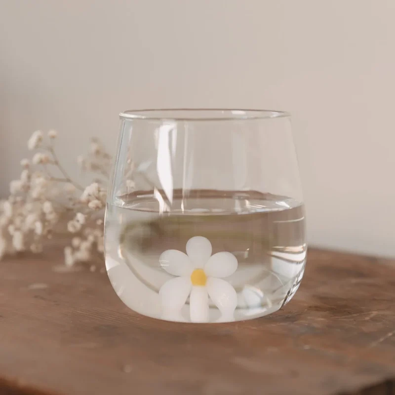 Trinkglas mit 3D-Daisyfigur Motiv