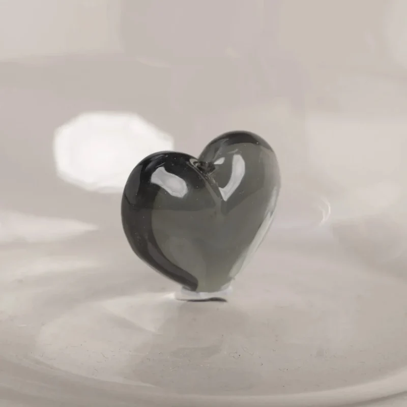 Trinkglas mit 3D-Herz schwarz – elegant