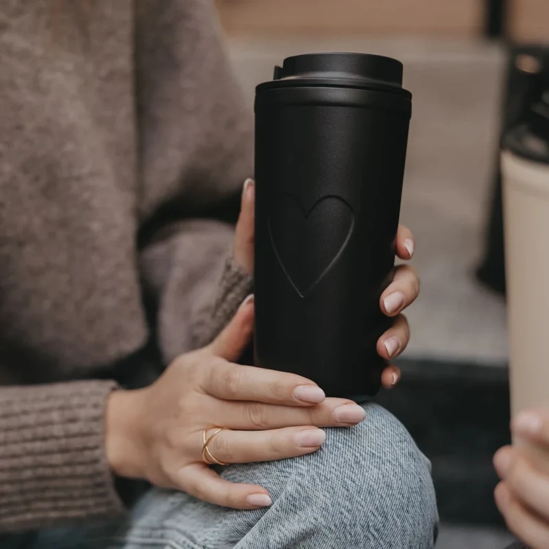 Isolierbecher Herz Schwarz – To-go Style