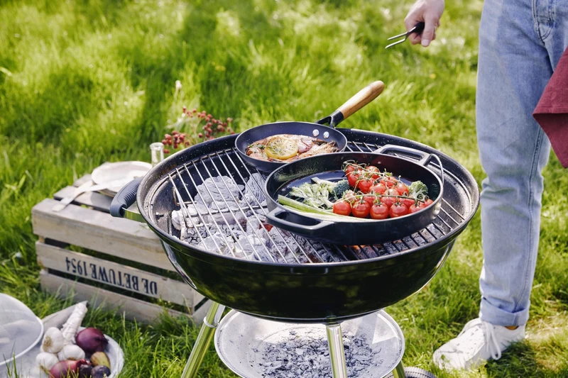 Alva Grillpfanne / Grillplatte Nori ø 28 cm + Kostenlose Ledergriffe - für alle Herdarten geeignet - emaillierte Antihaftbeschichtung