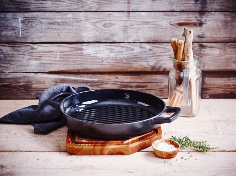 Alva Grillpfanne / Grillplatte Nori ø 28 cm + Kostenlose Ledergriffe - für alle Herdarten geeignet - emaillierte Antihaftbeschichtung