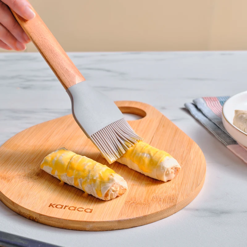 Karaca x Refika Gadgets Silikonpinsel mit Holzgriff