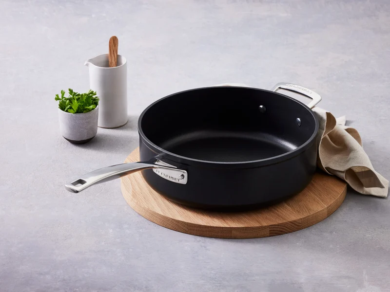 Le Creuset Aluminium-Antihaft Sautépfanne rund schwarz 28cm
