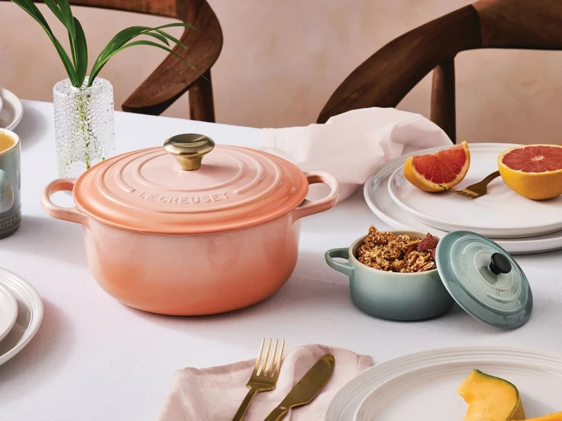 Le Creuset Bräter Signature rund mit Goldknopf pêche 24cm