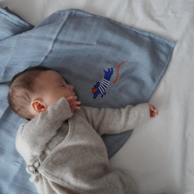 Großes Bambus Spucktuch mit blauen Dachshund