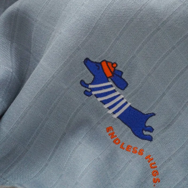 Großes Bambus Spucktuch mit blauen Dachshund