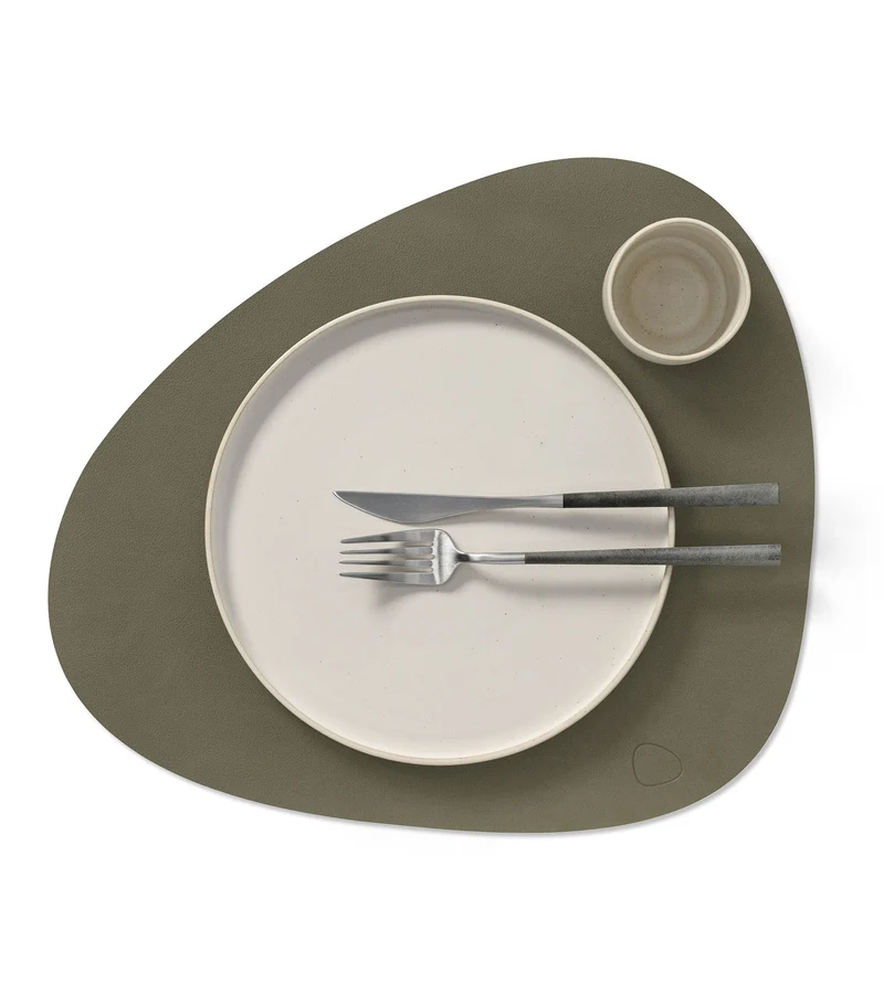 LIND DNA Tischsets Nupo - Leder - Armeegrün / Natur - Curved - doppelseitig - 44 x 37 cm - 2 Stück