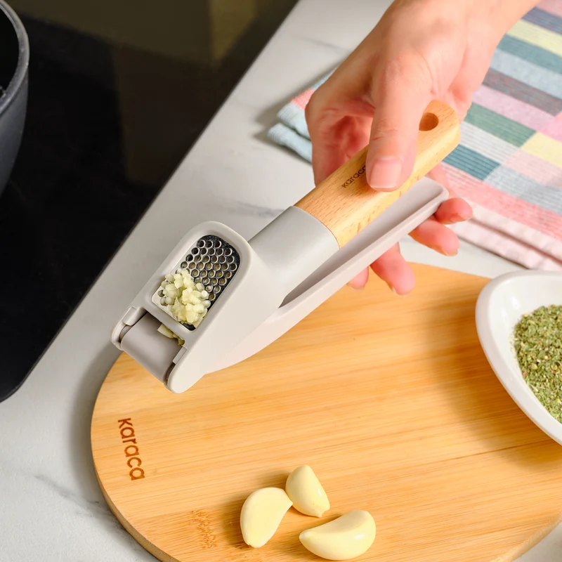 Karaca x Refika Gadgets Knoblauchpresse mit Holzgriff
